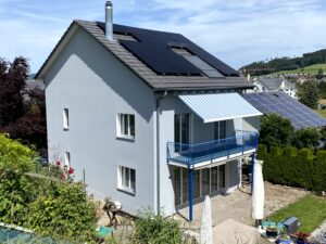 Fertige Fassade in Sirnach. Reparaturarbeiten Malerarbeiten Solaranlage